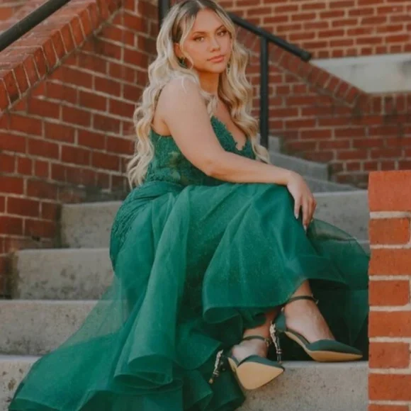 Rouge! Green Heels with Gold Floral Accent - Picture 8 of 16